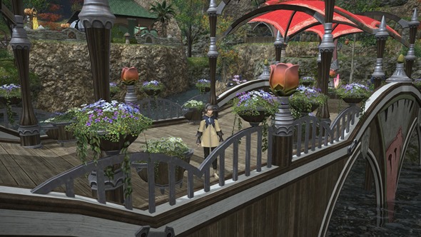 小川の橋の上にも花壇。チューリップのオブジェ。テーマパークみたい？